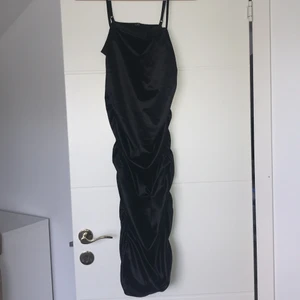 Silk tajt klänning  - Tycker verkligen om denna klänningen, den är verkligen så snygg och festlig. Passar perfekt till fester och speciella tillfällen. Den har ett stretchigt material, och längden är ner till knän. 