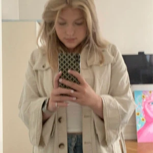 Snygg höstjacka  - Beige jacka med snörning vid midjan, skicka för fler bilder på jackan <3 jag kan mötas upp i Eskilstuna annars står köparen för frakten🌟❤️