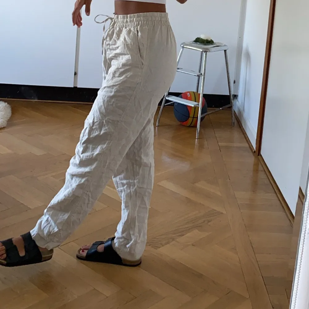 Säljer mina skitsnygga och knappt använda linnebyxor som är slutsålda i H&M. Är 163 cm och de passar bra, men de passar även folk som är längre då man kan justera midjan. Budgivning börjar på 150, buda i kommentarerna🤎 köp direkt för 600 + frakt . Farkut & Housut.
