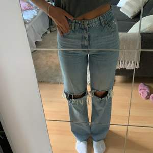 Såååå fina jeans från zara med hål på båda knäna. I modellen full length, därav väldigt långa i benen. Använda 3 gånger, alltså i väldigt fint skick! Säljer då dom inte kommer till användning.💕