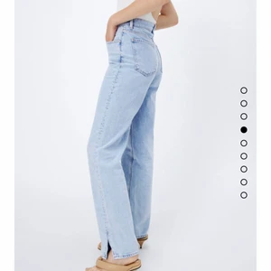 Zara jeans - Säljer dessa helt slutsålda zara jeans då de är några cm förkorta för mig (är 177). Jeansen har slits och är lätta att klippa kortare. Jeansen är helt oanvända. (Endast testade och tvättade 1gång) Vid frågor eller fler bilder är det bara att kontakta mig. (Ej budgivning längre, först i kvarn) 