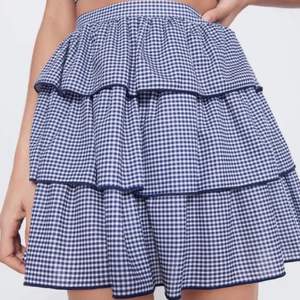 Säljer denna rutiga,  oanvända kjol från zara som är slutsåld. Storlek S men kan även passa andra storlekar då det är resårband i midjan🌟