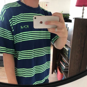 Polar skat co. Surf tee - T-shirt från polar skat co. Tjockt och starkt material. Oversized passform men inte för lång. Använts ett fåtal gånger. Litet hål längst ner på ryggen. 600kr i nypris