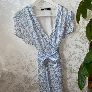 🤍💙Populära klänning från Bikbok💙🤍 - Storlek M 