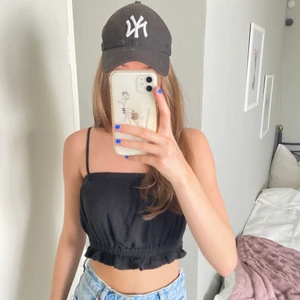 Svart topp - Super söt topp som inte längre kommer till användning, det är resår både upptill och nedtill, banden är justerbara. Skriv privat för fler bilder eller frågor!