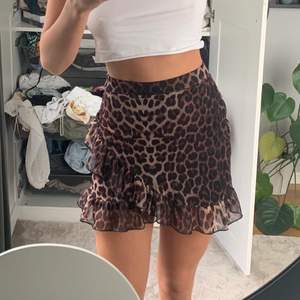 En jätte gullig leopard kjol från Nelly🤩 använd enstaka gånger! Storlek s💓