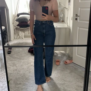 Weekday Jeans - Jättefina jeans från Weekday. Säljer pga att jag aldrig använder de. De är i jättefint skick. Modellen är rowe och sitter jättebra. Frakt ingår ej. Nypris 500kr