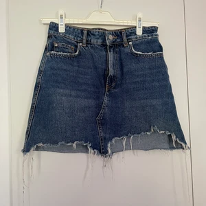 Gina kjol i stolek 38 - Jätteskön kjol har tyvärr växt ur den.                                  Köparen står för frakten!