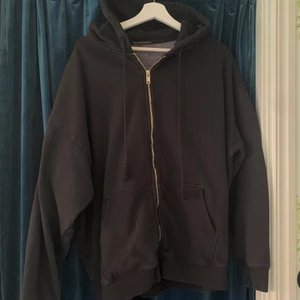 Svart Tröja - Säljer min jätte fina svarta zip-up från Brandy Melville! Så otroligt bekväm och mysig, passar bra i alla väder! Är i storlek One Size men sitter baggy/oversized! Använd max 3 gånger så den är som ny! Buda i kommentarerna med 5 kr mellan varje budning 💕 Skicka gärna privat om du vill se fler bilder eller vill köpa direkt för 345 + frakt!