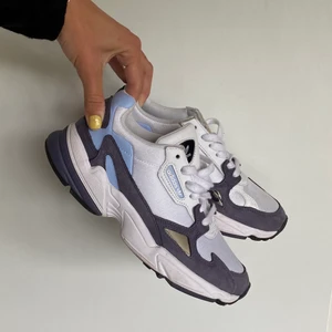 Adidas Falcon  - Ett par vit & blåa Adidas Falcon i storlek 40! Verkligen intill aldrig använda & inte en enda skroma💘 har tyvärr inte kommit till användning så därför säljs dem! Frakt tillkommer! 