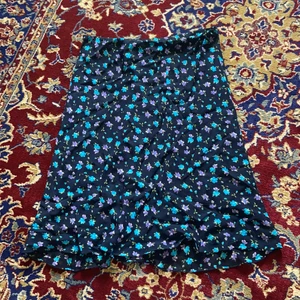 Blommig kjol - Så fin kjol blommig kjol köpt på humana och endast använd 1 gång🥰 storlek står ej men skulle säga S