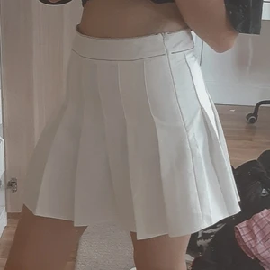 Tenniskjol  - Skön vit tenniskjol! Står strl 38 men passar också perfekt till mig som är strl 36. Frakt tillkommer 