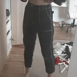 Byxor  - Jättefina byxor! Har en lite tajtare passform men ändå sköna. Köptes på hm för 150-200kr (kommer inte ihåg)