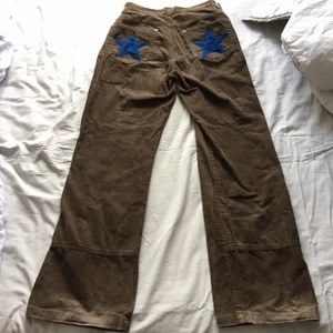 Brun byxor med stjärnor  - Ett par super härliga byxor som jag har sytt på två stjärnor där bak i samma material. Sitter fint på!  Dem är insydda på vardera kant vilket man lätt kan ta bort om man vill ha en större midja!!          Midjan är med det insydda runt 87cm!    Innerbens är 82 cm!! Jag är 168 lång 🤘🏻