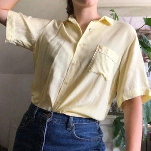 Vintage ljusgul blus - Så fin, mjuk och gullig blus jag köpte på en vintagebutik i somras. Precis på gränsen till tantig men inte riktigt där. Tyget är väldigt tunnt i en ljusgul färg som lutar åt det gröna hållet snarare än orange. Vid ärmarna och bröstfickan har den vita detaljer som var svåra att fånga på bild. Fin att ha stängd, öppen eller knuten! 💞