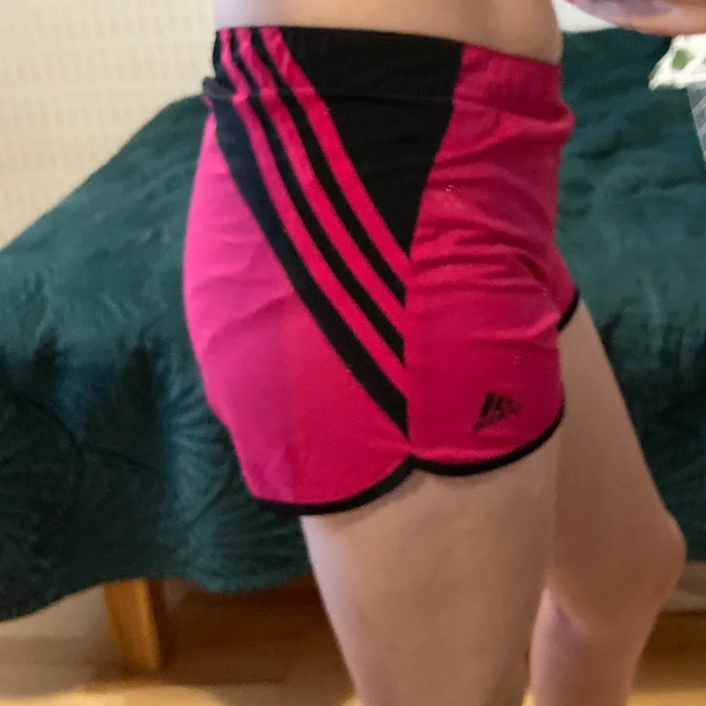 Jättefint skick! Storlek xs (för små för mig). Sportiga shorts som passar till träning.. Shorts.