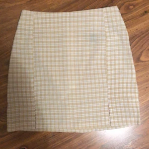 Gul futtig kjol - Detta är en kjol som är från SHEIN i storlek XS, och det är för stor för mig och tror att det till och med kan passa en S