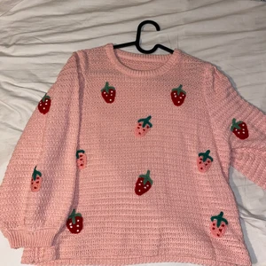 🍓Stickad tröja🍓 - Världens sötaste jordgubbs stickade tröja🍓🥰 Köpte på yesstyle! Otroligt bra kvalitet och mysig. Bara använd 2 gånger❣️