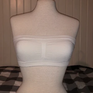 Mint-vit topp. Storlek xs/s - Mint-vit topp. Väldigt stretchig och elastisk. Färgen är vit med ett litet litet litet inslag av mintgrönt. Lite vadderad. För liten för mig!