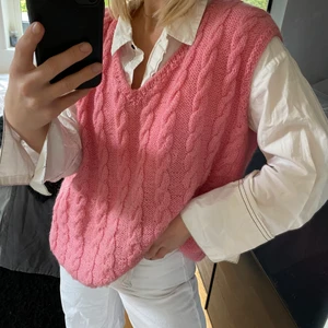 Väst - Jättefin stickad väst som jag köpt på second hand. Skulle säga att den passar str xs-l beroende på hur man vill att den ska sitta. Jag är storlek S