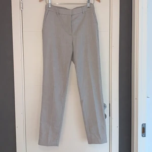 byxor - Snygga gråa kostymbyxor från H&M. Använda fåtal gånger så de är som nya