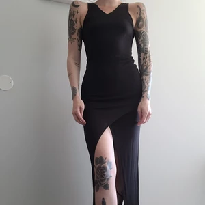 Klänning  - En svart klänning från weekday. Slits i mitten. Super snygg😍 Strl S säljer den för 50+frakt 