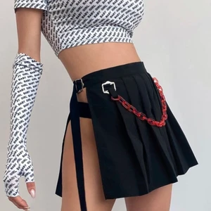 Shein kjol - En svart kjol med en röd kedja i storlek XS! Jätte fin, men ej min stil längre tyvärr. Frakt inkommer på 45kr i en blå påse, eller 48kr med frimärken. Kan även träffas i Lund, skåne!