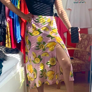 Satin kjol mönster - Super coolt mönster och slits! Storlek 34 men jag brukar ha 36💘 om du undrar något, fråga! 