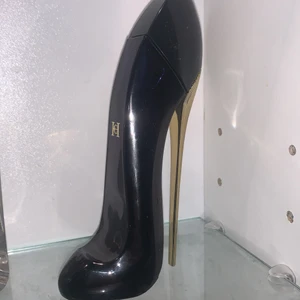 Carolina herrera Good girl  - Nästan helt oanvänd. Säljer eftersom den bara har stått i skåpet utan att den har kommit till användning! Frakten ligger på 63kr. Kommer inte ihåg hur många ml den är och det står inte på flaskan men skulle gissa på 50ML