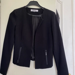 Kort kavaj från ONLY - Kort Kavaj i fint skick, använd ca två gånger i storlek 34/xs😊. Köpt på vero moda.