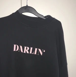 Sweatshirt  - Fin sweatshirt från NAKD, där de står darlin på men ljusrosa text. Storlek xxs, den är overzised så skulle lika gärna kunna vara S 