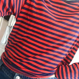 Säljer denna super sköna tröja från Monki. Använd en del men i fint skick. Blå och röd randig. Köparen står för frakten:)