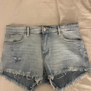 Korta jeansshorts  - Från H&m storlek L