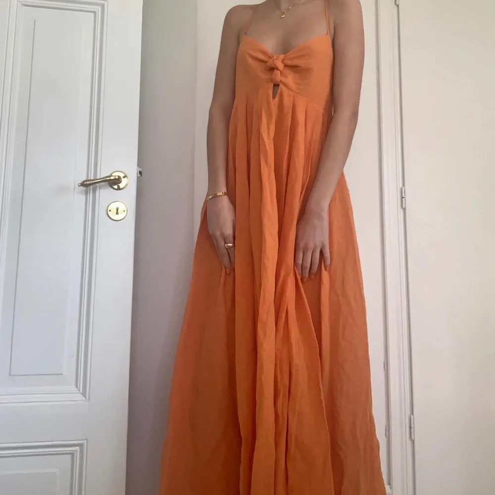 Min favorit sommmar klänning, den är orange från H&m. Strl 34. Den är bara för fin!☺️☺️. Klänningar.