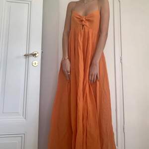 Min favorit sommmar klänning, den är orange från H&m. Strl 34. Den är bara för fin!☺️☺️