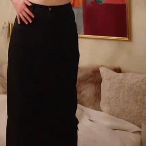 90s kjol! - Svart skitcool och skön långkjol! Har även coola detaljer/ficka vid sidan av klänningen(kan skicka bild vid önskan)! Kan mötas i Stockholm eller frakta❤