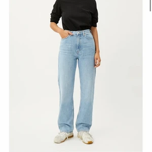WEEKDAY rowe jeans - Weekday Rowe Extra High Straight Jeans i färgen ”moise blue” som tyvärr är lite för stora för mig. Frakt ingår 