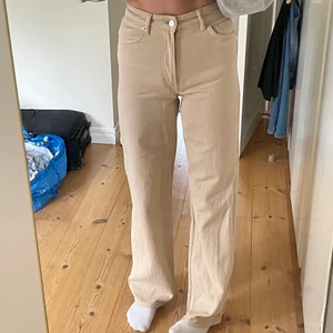 Yoko jeans beige - Fina jeans från monki som tyvärr blivit lite små för mig och därför säljer jag de. De är i fint skick och endast använda ett fåtal gånger.💕💕
