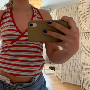 Halterneck topp - Superfin randig halterneck topp som passar perfekt till sommaren! St L men sitter fint på mig som är S❣️