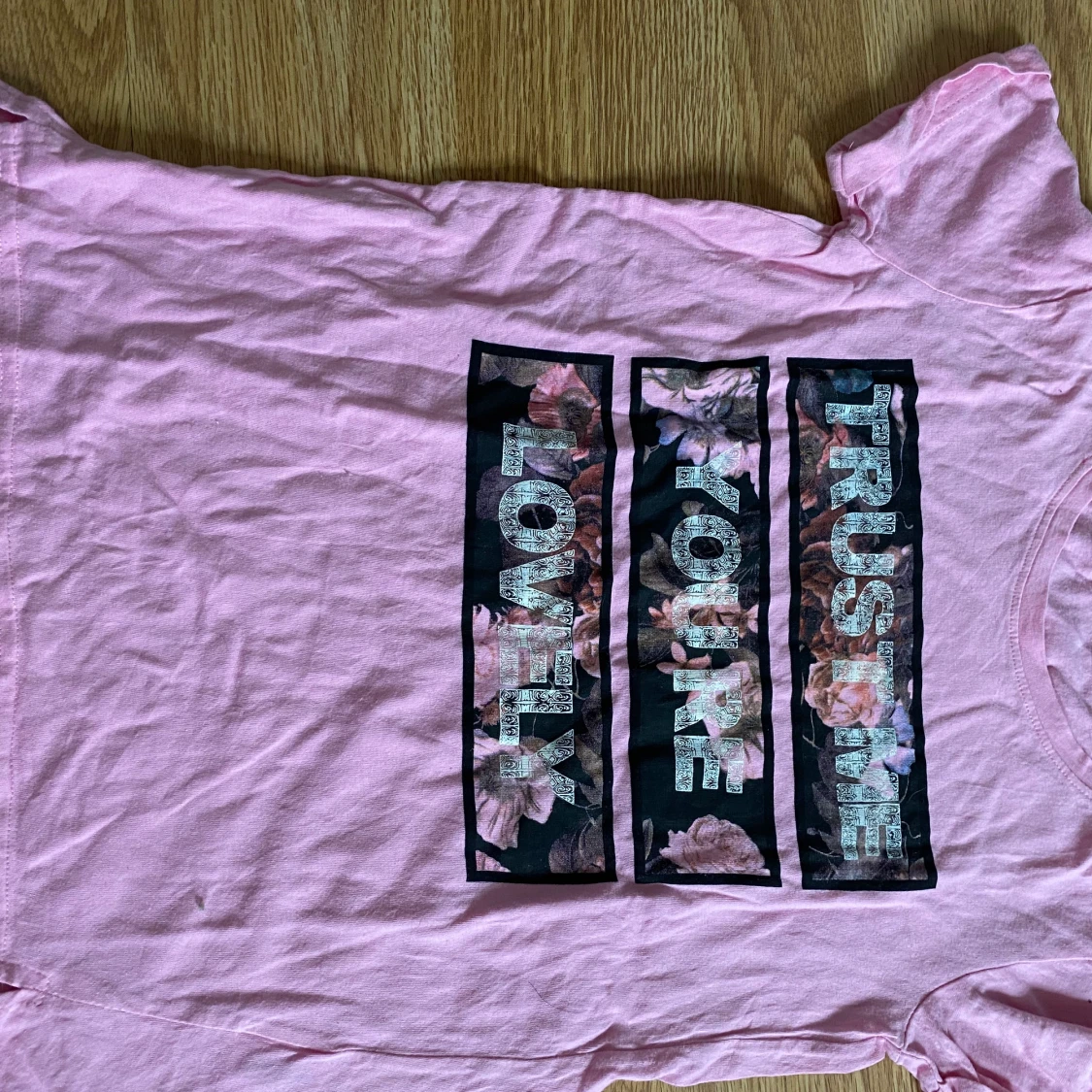 Rosa tröja med tryck đ