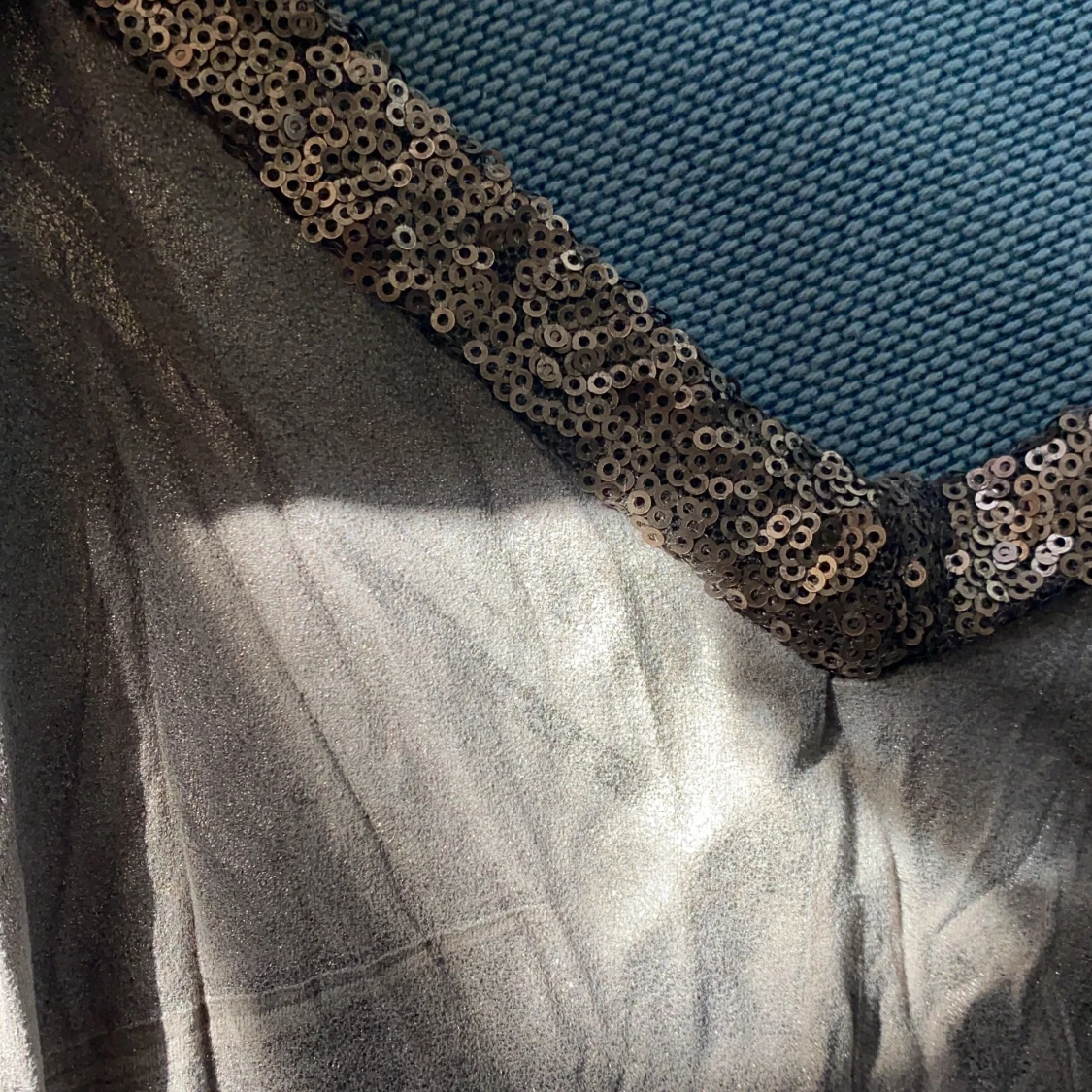 Guldig klänning med paljetter  - 91