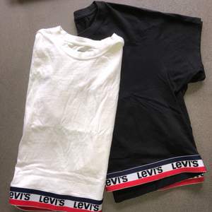 Två t-shirts från Levis. Vit i stolek xs och svart i storlek i s. 