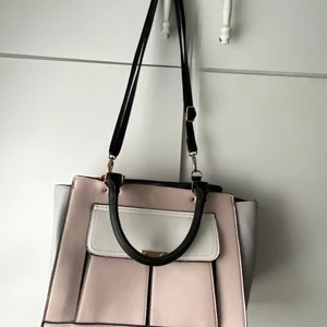 Väska med band  - Supermodernt och fin! Rosa, vit och svart med guldiga detaljer, Väskan som man ser på bilden är relativt stor och rymmer MYCKET😄  några få fläckar här och där men dem är supersmå och märks knappt! Den är även väldigt unik då den är köpt på primark i Storbritannien (kanske inte jätteunik där men i Sverige iallafall;)! 