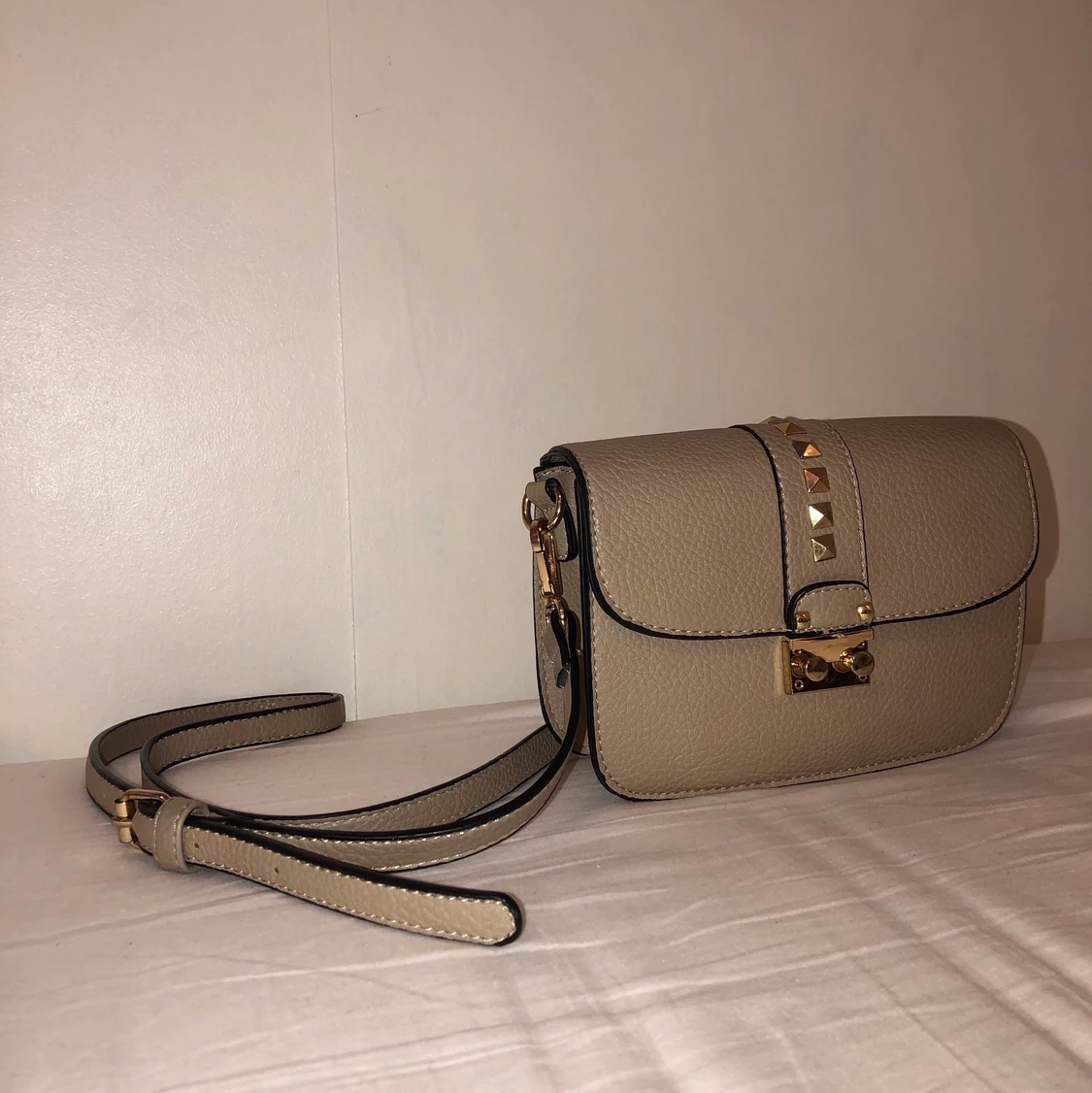 Beige axelremsväska med gulddetaljer