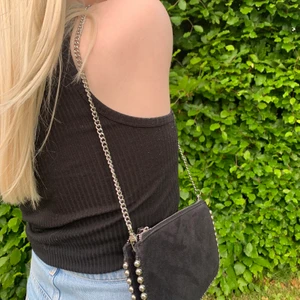 Svart handväska med silver nitar  - Svart handväska med silver nitar från zara, går att ta bort kedjan så det blir som en plånbok, finns små fläckar men det går säkert att ta bort.