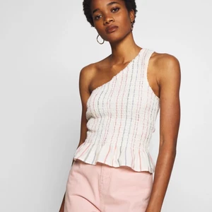 randig off shoulder topp - Söt randig off shoulder topp, endast använd en gång☺️☺️ nypris: 399 kr 