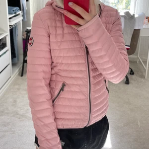 Colmar jacka - Säljer min superfina och sköna colmar jacka, som är i superskick!! Älskar färgen😍😍 Är i storleken 12/ barn L. Men passar fint på mig som är en xs
