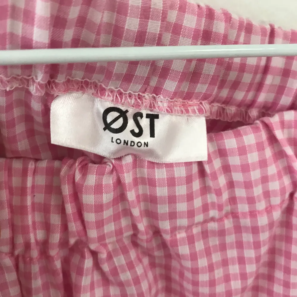 Helt nya rosa byxor från ØST LONDON i trendigt gingham mönster. Sitter oversized på mig som är S/M. Frakt köps separat 🌷. Jeans & Byxor.