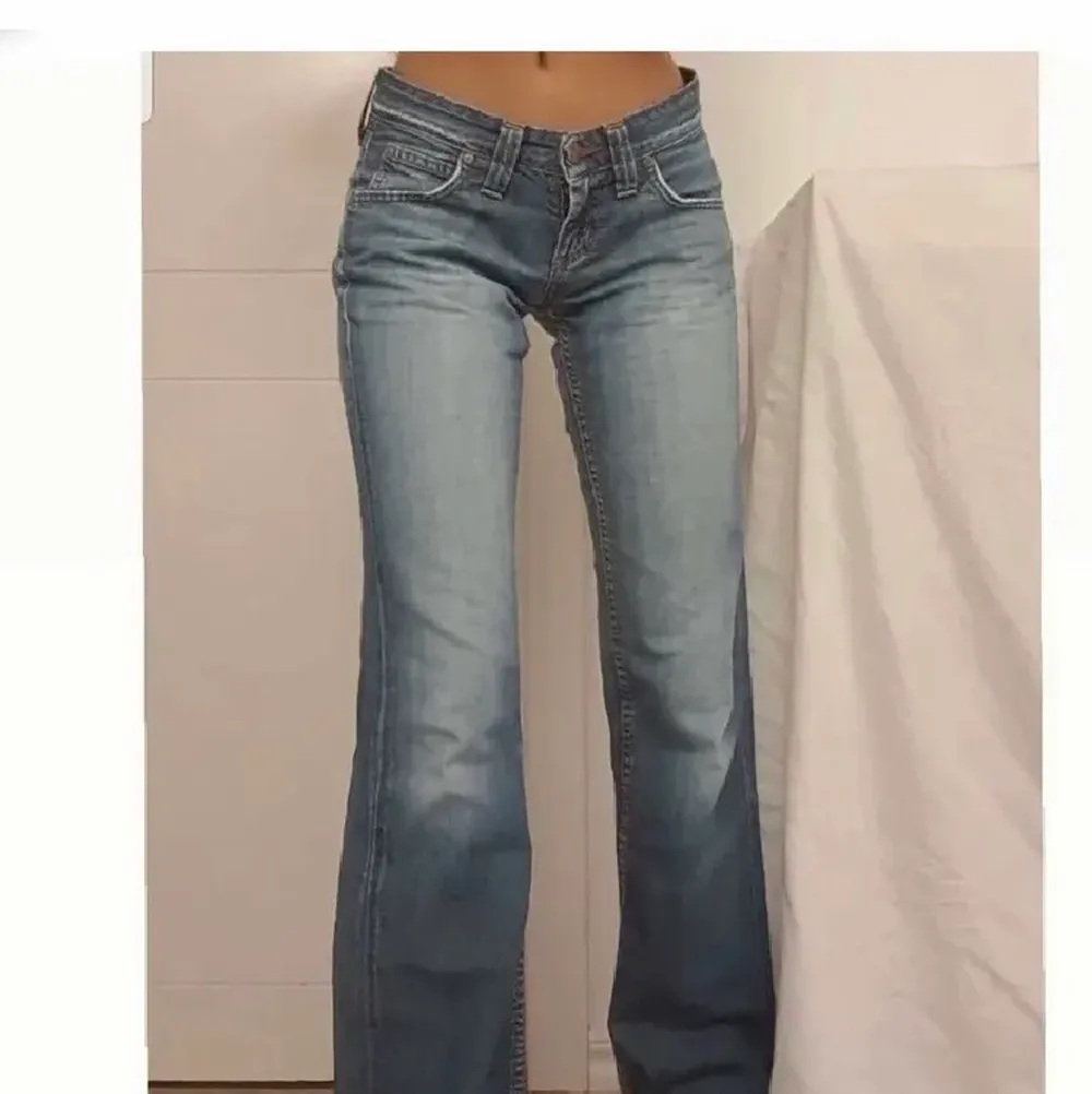 Säljer dessa skit snygga lågmidjade jeans pga dom är försmå för mig. Köpta på plick, och bilder är från förra ägaren💕 Buda från 200 eller köp direkt för 300💕(frakt ingår inte) Buda med minst 10+  HÖGSTA BUDET 250. Jeans & Byxor.