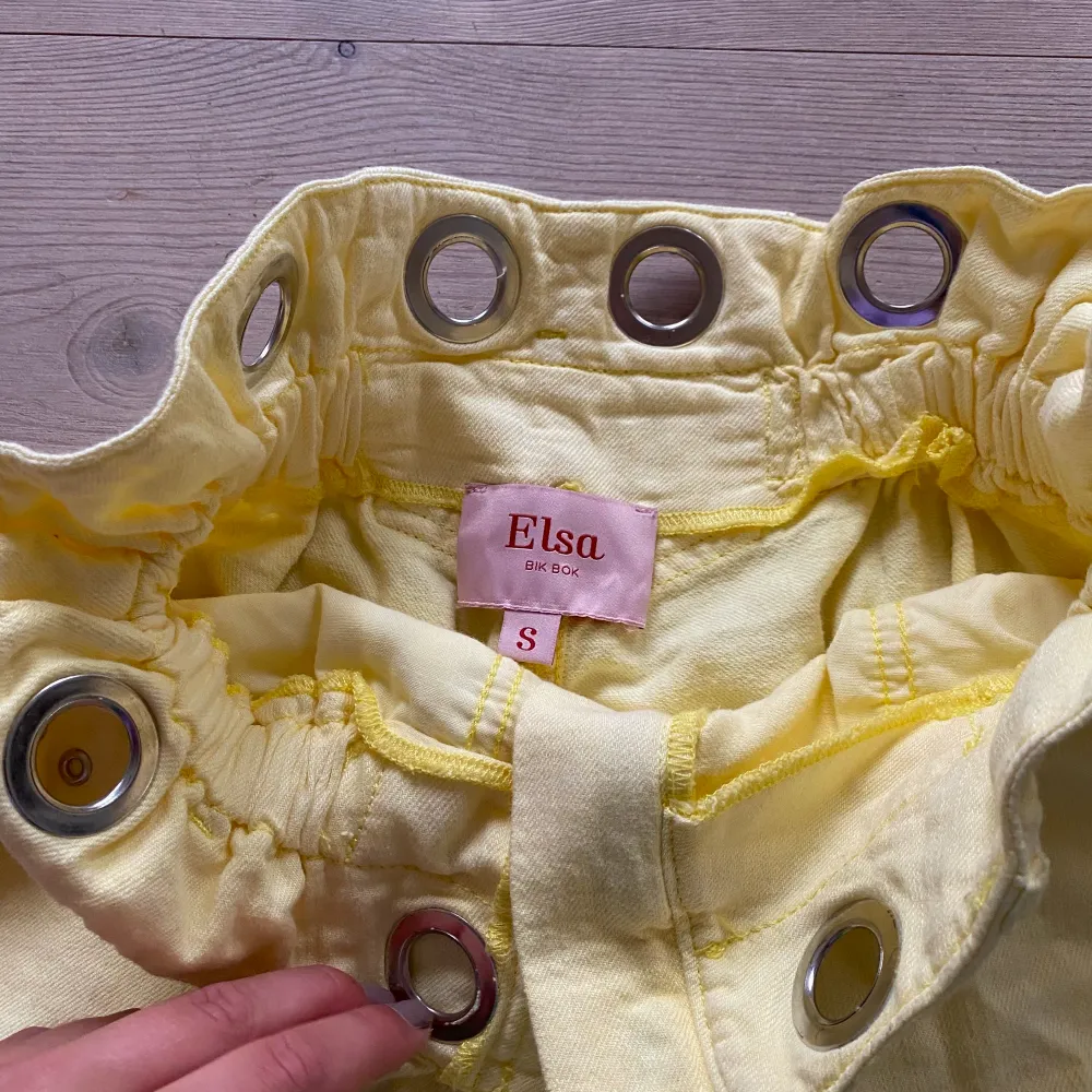 Jeansshorts i en gul pastellfärg💛 med coola detaljer! Shortsen är ifrån Elsa Hosk kollektion från bikbok. Dessa är slutsålda och går inte att gå tag på! Älskar dessa shorts men dom är tyvärr försmå🥺 Som nya!. Shorts.